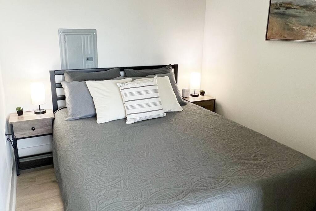 Studio Apartment, Queen Bed, Wifi, Kitchen, Washer & Dryer In Charlotte Kültér fotó