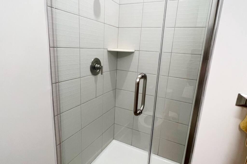 Studio Apartment, Queen Bed, Wifi, Kitchen, Washer & Dryer In Charlotte Kültér fotó