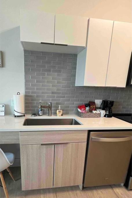 Studio Apartment, Queen Bed, Wifi, Kitchen, Washer & Dryer In Charlotte Kültér fotó